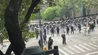Normalistas de Ayotzinapa derrumban vallas de la Secretaría de Gobernación en CDMX: VIDEO