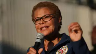 Karen Bass levanta toque de queda en Los Ángeles tras protestas contra redadas migratorias