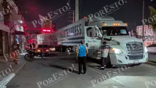 Tráiler de Paquetexpress choca contra vehículo mal estacionado en Ciudad del Carmen