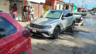 Choque múltiple en Ciudad del Carmen deja tres autos dañados y milagrosamente ningún herido
