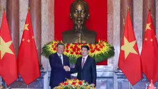 ​Xi Jinping advierte que la guerra comercial con EU amenaza el orden económico global durante visita a Vietnam​