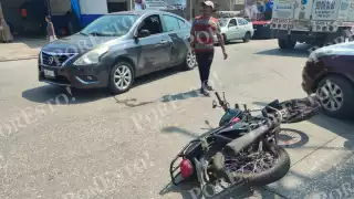Joven motociclista resulta herido al impactarse contra un auto en Ciudad del Carmen