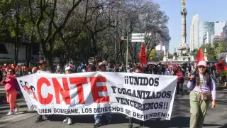Maestros de la CNTE marchan en CDMX contra reforma a la Ley del ISSSTE