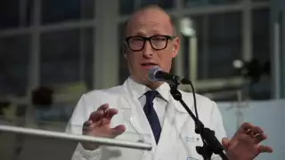 Papa Francisco permanecerá en el hospital una semana más por neumonía bilateral