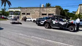 Camioneta le cierra el paso a motorepartidor en Casa de Justicia, en Campeche; termina lesionado