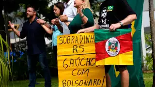 Bolsonaro enfrenta postoperatorio complicado tras cirugía abdominal y permanecerá al menos dos semanas hospitalizado