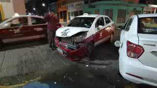 Fuerte choque entre taxi y auto particular en la colonia Cuauhtémoc deja cuantiosos daños materiales