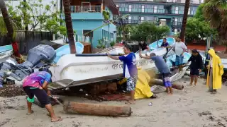 Huracán Erick se degrada a categoría 1 ocasionando fuertes lluvias y oleaje en Guerrero y Oaxaca