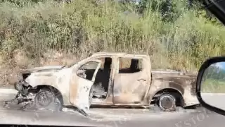 Corto circuito provoca incendio total de camioneta en carretera Escárcega-Champotón
