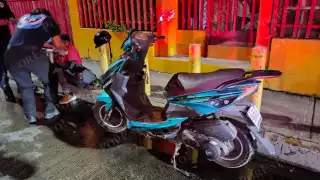 Mujer derrapa en motocicleta y choca contra vivienda en Ciudad del Carmen