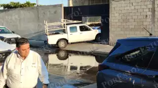 Joven sufre malestar físico y provoca aparatoso accidente en Carmen; estrella auto contra bodega