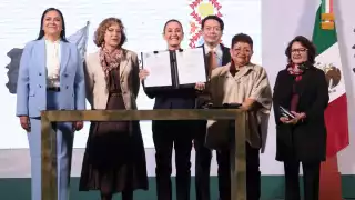 Presidenta Sheinbaum firma decreto para hacer nacional la Universidad Rosario Castellanos