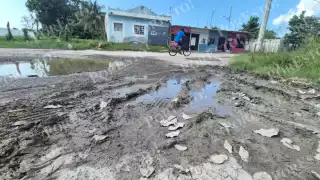 Sin bacheo ni limpieza: Se agrava el deterioro en calle del Cementerio La Cruz, en Champotón