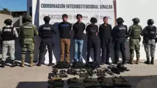 Detienen a cuatro civiles armados con equipo táctico en Culiacán