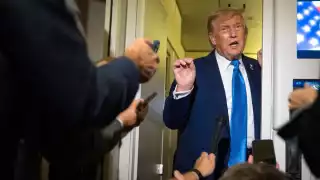 Trump asegura que sabe dónde se esconde el líder de Irán y lanza advertencia: “Es un blanco fácil”