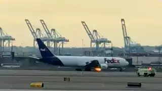 Avión de FedEx realiza aterrizaje de emergencia en Nueva Jersey tras impacto con ave