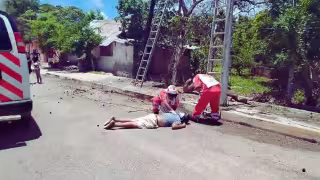 Muere adulto mayor al electrocutarse mientras podaba un árbol en Calkiní