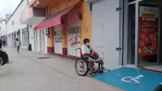 Don Roberto pide limosna en las calles, no ha tenido apoyo de las autoridades