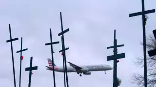 Difunden nuevos videos del choque entre helicóptero Black Hawk y avión de American Airlines en Washington D.C.