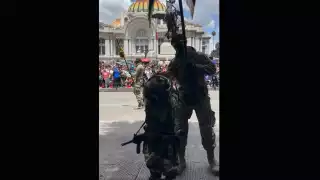 Emotivo gesto de un soldado con un niño durante el Desfile Militar se hace viral en redes