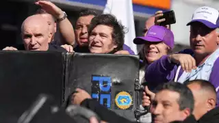 Javier Milei es evacuado en Buenos Aires tras ataque con piedras y huevos durante acto electoral