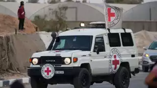 Cruz Roja entrega cuerpos de rehenes israelíes desde Gaza; Israel y Hamás intercambian restos y denuncias