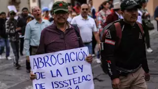 CNTE reanudó su Asamblea Nacional; maestros expulsan a la prensa y mantienen suspenso sobre el plantón del Zócalo