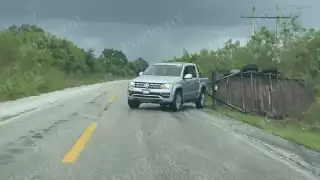Remolque se sale de la carretera Sabancuy–Chekubul tras fuerte lluvia; piden ampliación de la vía