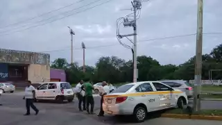 Taxi choca contra vehículo particular en Chetumal