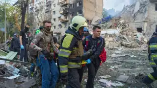 Ataque ruso en Kiev deja 16 muertos y destruye edificios: Zelensky denuncia uno de los bombardeos “más horribles” de la guerra