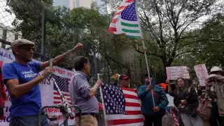 Protestan frente a la embajada de EU en la CDMX contra redadas migratorias de Trump en su cumpleaños