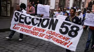 Plantón del Zócalo sigue: CNTE aplaza a las 19:00 su asamblea decisiva y prolonga la huelga de 18 días