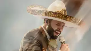 Leonardo Aguilar hace broma sobre Emiliano Aguilar en pleno concierto 