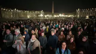 Papa Francisco muestra mejora gradual pero debe seguir hospitalizado