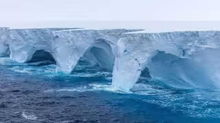 Iceberg A23a, el más grande y antiguo del mundo, flota a la deriva en el océano Antártico