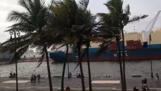 Cierran puerto de Veracruz por fuertes vientos del frente frío 13: se registran rachas de hasta 105 km/h