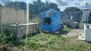 Vecinos denuncian tumbas abiertas y mal olor en el cementerio de Escárcega previo al Día de Muertos