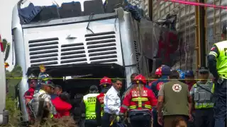 Suben a 10 los muertos por choque entre tren y autobús en Atlacomulco, Estado de México