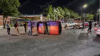 Camioneta de empleados de florería se vuelca en Ciudad del Carmen