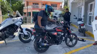 Motociclista pierde el control en Campeche y derrapa en la Avenida Colosio