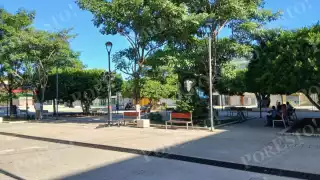 Mujer es asaltada con arma blanca en pleno parque del Centro de Escárcega