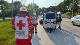 Mujer resulta lesionada tras choque entre taxi y pochimóvil en Ciudad del Carmen