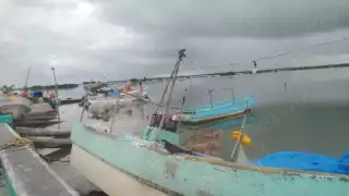 Frente Frío 13 paraliza la pesca en Sabancuy: pescadores resguardan sus lanchas por el mal tiempo