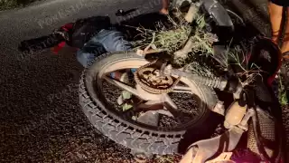 “Te lo dije, Riki”: Motociclista sin casco queda herido en carretera Dzibalchén-Xpujil