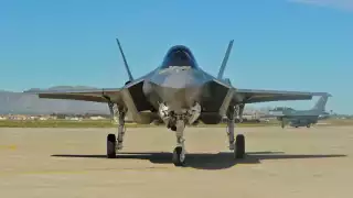 Avión militar de Estados Unidos colapsa en pleno vuelo en Albuquerque, Nuevo México: VIDEO