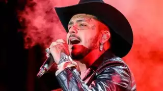 Christian Nodal desmiente haber engañado a Cazzu, pero memes lo tunden por relación con Ángela Aguilar