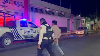 Ebrio se queda dormido sobre su motocicleta en Ciudad del Carmen y lo detienen