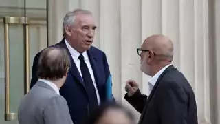 Crisis en Francia: Parlamento derriba al gobierno de François Bayrou y aumenta presión sobre Macron