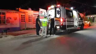 Colapsa barda y deja herido a transeúnte en colonia de Escárcega
