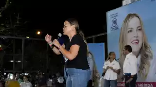 Cecilia Patrón garantiza instalar Internet en paraderos y repavimentar calles en Mérida